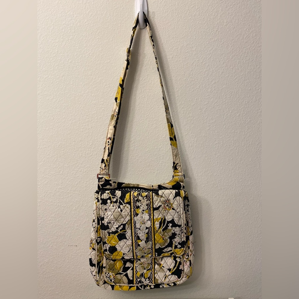 Vera Bradley retired print Dogwood Essential Mailbag Crossbody. Measures 11x13x3